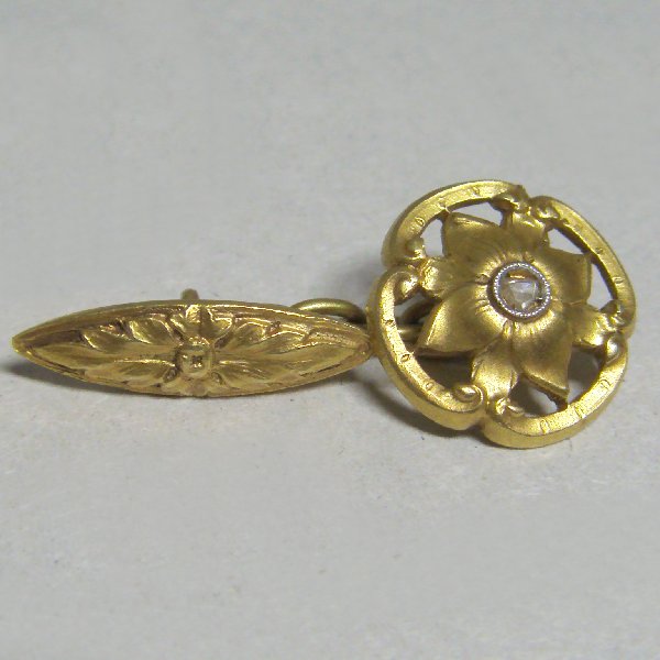 (c1304)Gold cufflinks in floral design.